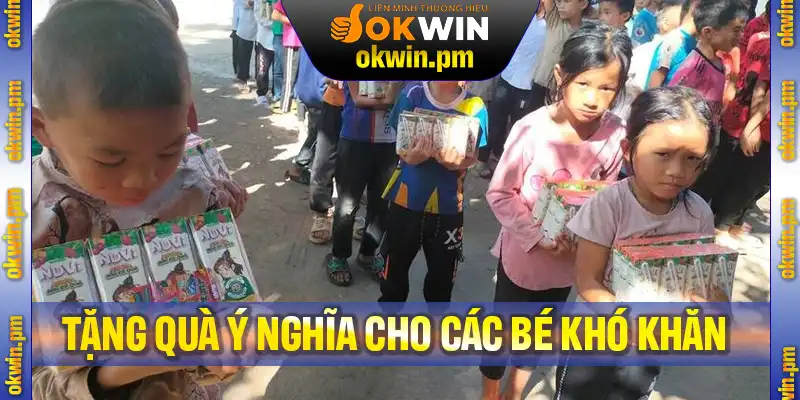 Các hoạt động tặng quà ý nghĩa cho các bé khó khăn